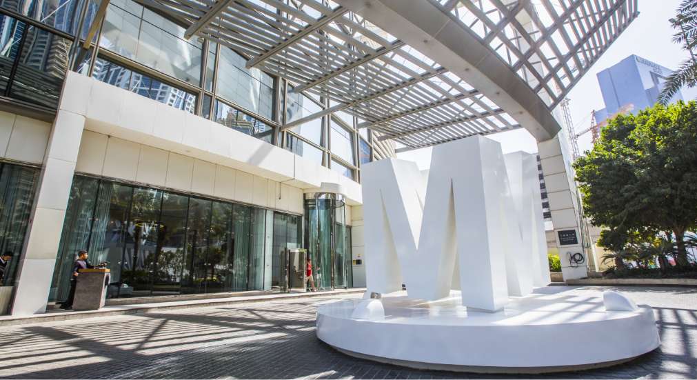 A statue of the letter M outside of the hotel.
